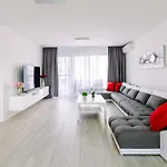 Rendez - Big 70m2 Apartment, Fresh New, Parking Included, Air-conditioned, Balcony Raca