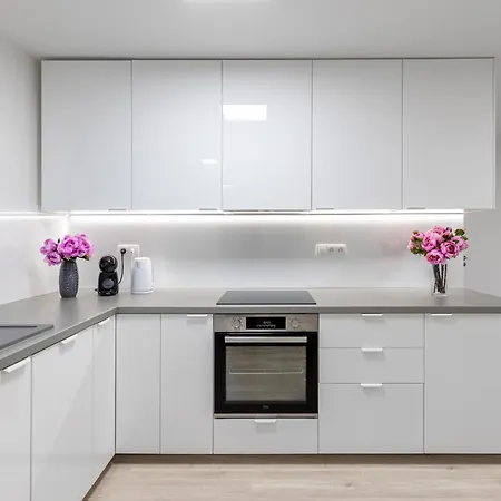 Rendez - Big 70m2 Apartment, Fresh New, Parking Included, Air-conditioned, Balcony Apartmán