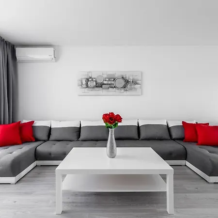 Rendez - 2 Bedroom Apartment, Big 85m2, Fresh New, With Parking Included, Air-conditioned, 2xbalcony Apartment Raca