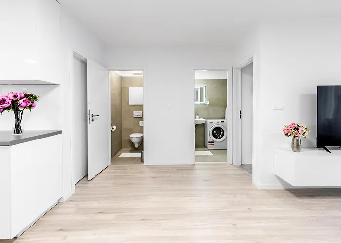 Apartment Rendez - Big 70M2 Apartment, Fresh New, Parking Included, Air-Conditioned, Balcony Raca